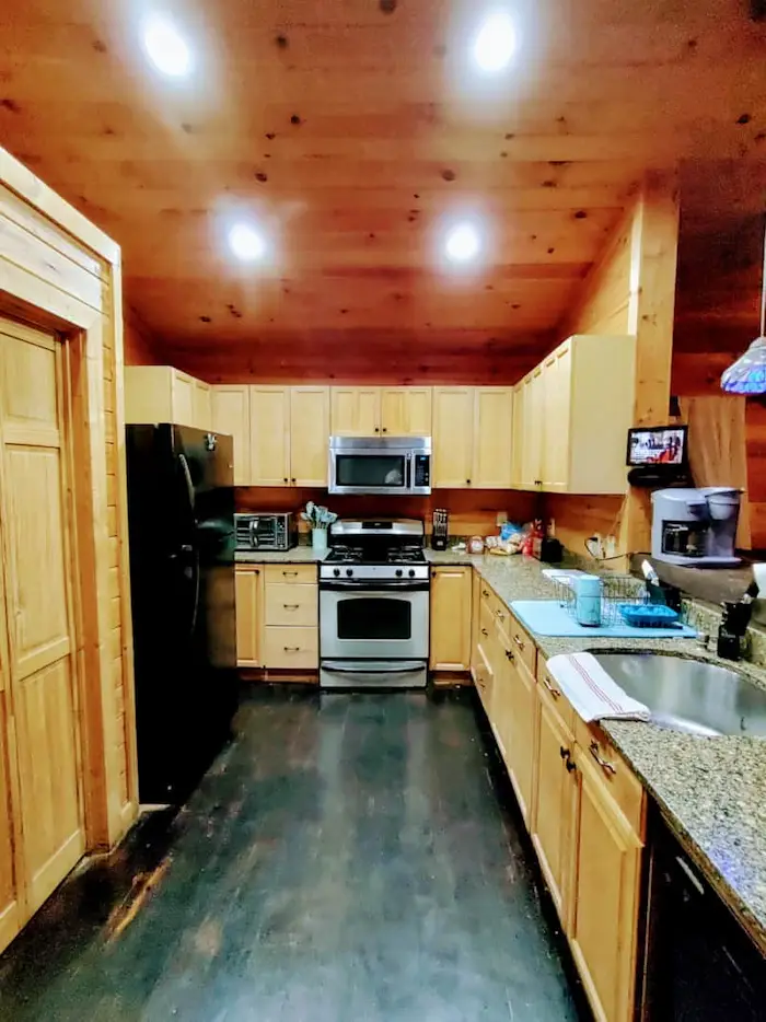 Fully equipped kitchen with granite countertops in our Turtletown TN cabin